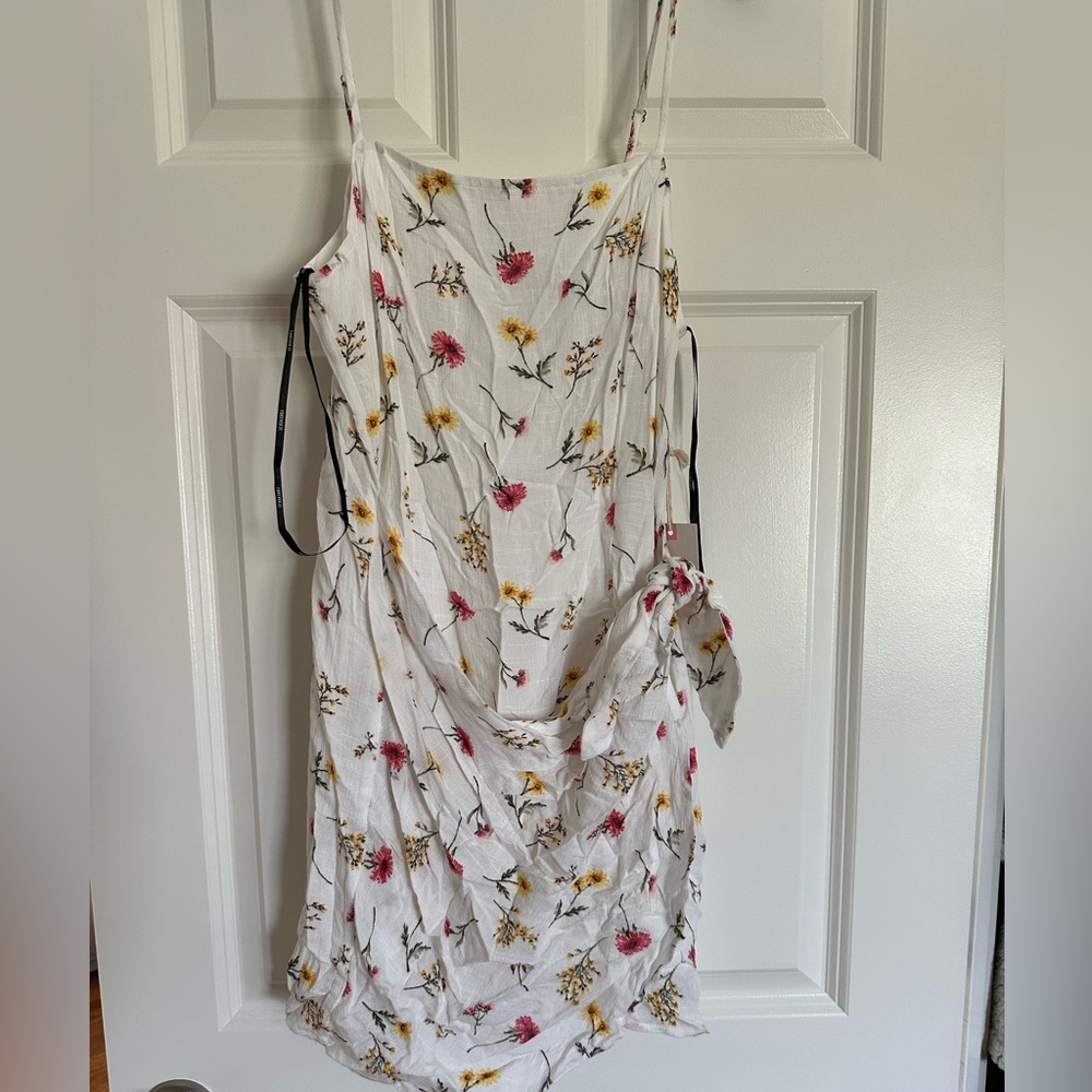Forever21 Juniors floral dress. Size medium NWT